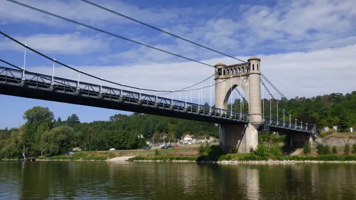 Puis passage sous le pont suspendu du village