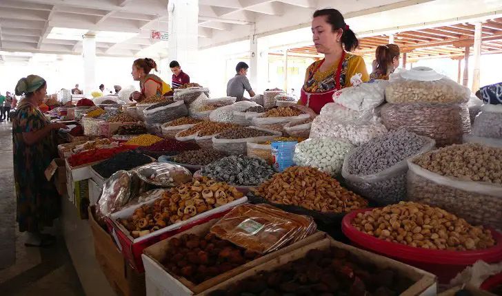 scène-de-marché durant le voyage a ouzbekistan