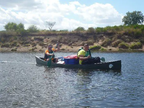 transport du matériel de campement sur le canoe