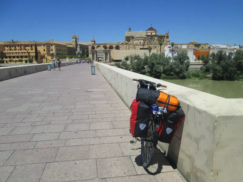 vélo Sur le pont romain enjambant le Guadalquivir vélo Sur le pont romain enjambant le Guadalquivir