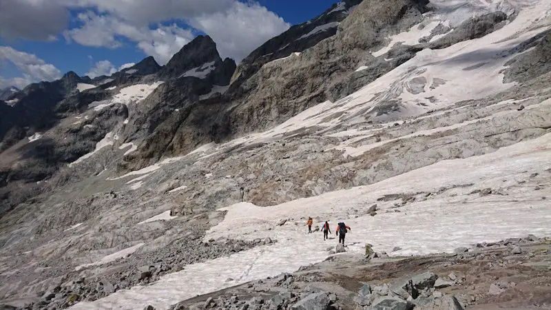 Descente du glacier en contrebas du refuge du promontoire