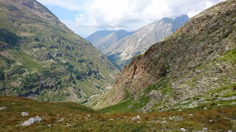 Petite route de montagne derrière l