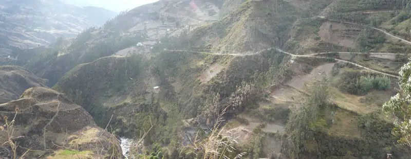 nous nous éloignons peu à peu de Sorata par un sentier puis une piste traversant plusieurs hameaux et s’élevant au milieu des terrasses cultivées nous nous éloignons peu à peu de Sorata par un sentier puis une piste traversant plusieurs hameaux et s’élevant au milieu des terrasses cultivées