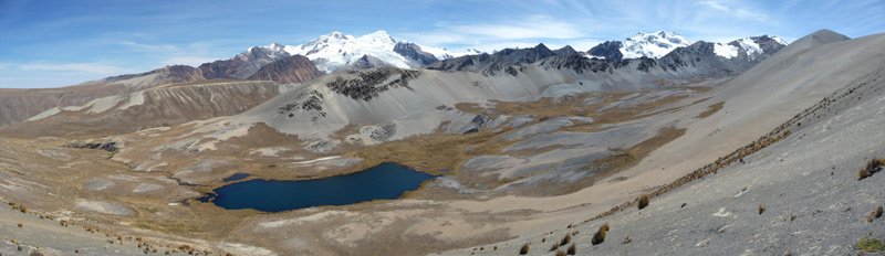 vue panoramique sur l’Ancohuma et le Kasiri depuis le col Huari