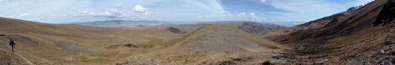 vue panoramique sur l’Altiplano et le lac Titicaca depuis le col Salluyo