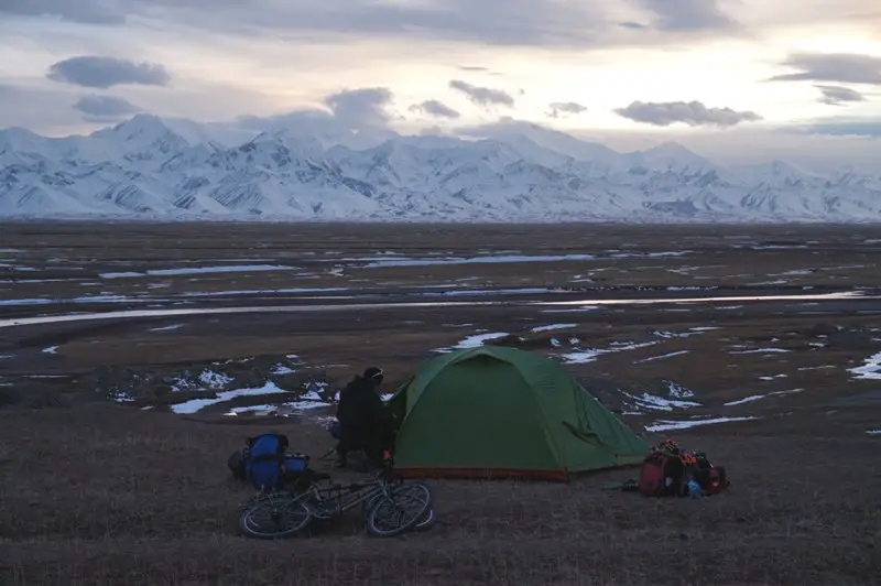 Bivouac plaine de Sary Tash au Kirghizistan 