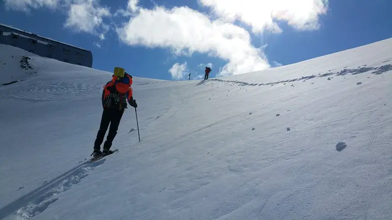 L’arrivée à la Stüdl Hutte (en haut à gauche)