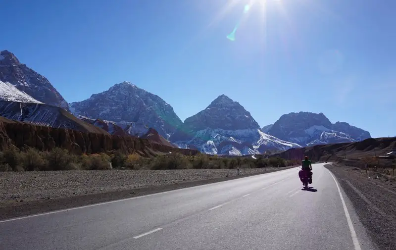 route toujours entre Gulcha et Ak Bosogo au Kirghizistan 