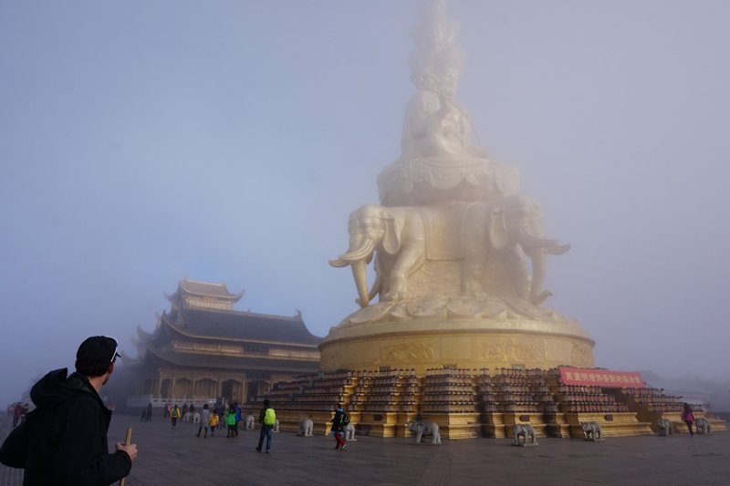 Buddha géant au somment d'Emeishan Buddha géant au somment d