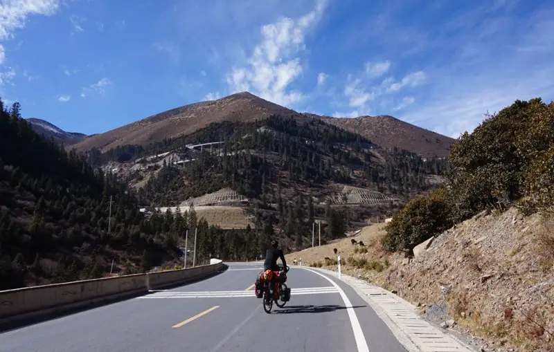 aperçu de la route aérienne après Yajiang - G318