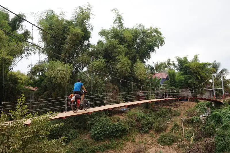 Pont suspendu entre2 rives du Mekong au Laos