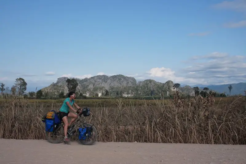 décors karstique le long de la piste au Laos