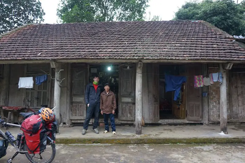 départ devant la maison de notre hôte