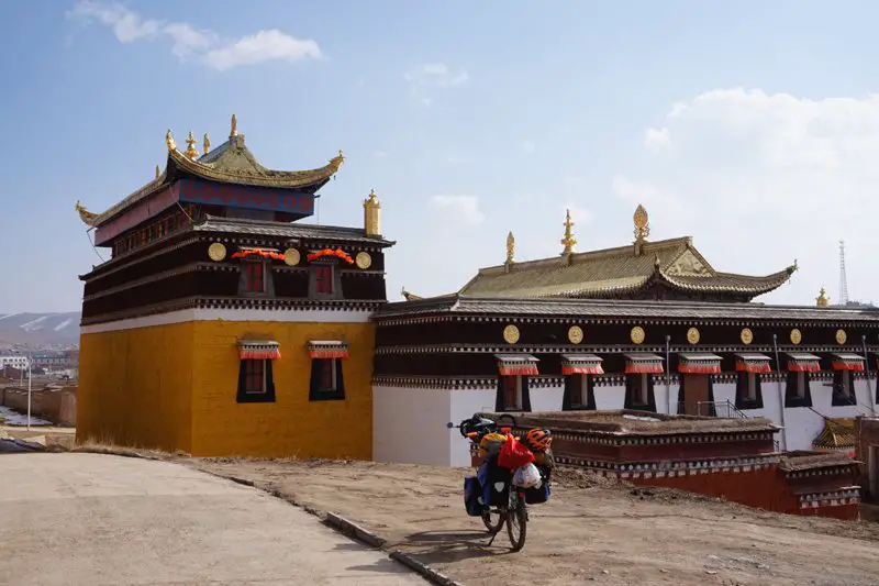 dans le quartier des temples à Hezuo