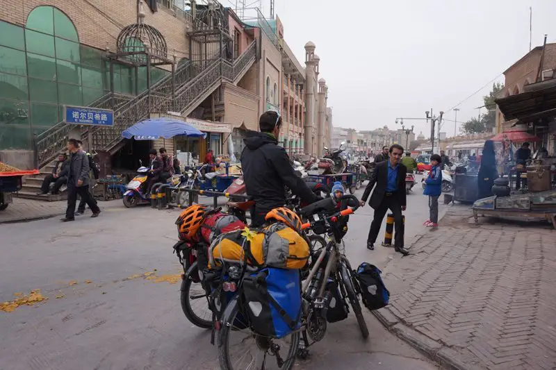 en vélo dans la vielle ville de Kashgar