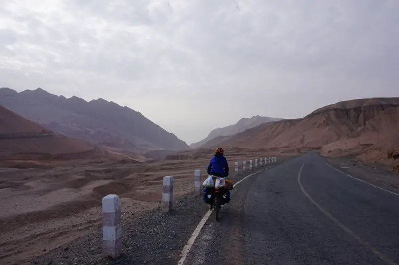 en vélo dans le canyon près de Turpan en vélo dans le canyon près de Turpan