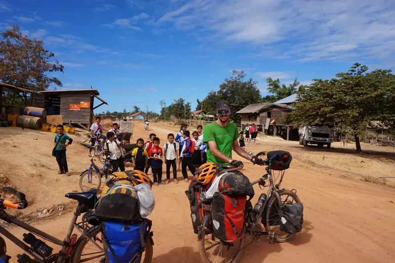 on demande notre chemin dans un village du Laos
