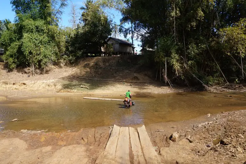 passage à gué sur notre voyage à vélo au Laos