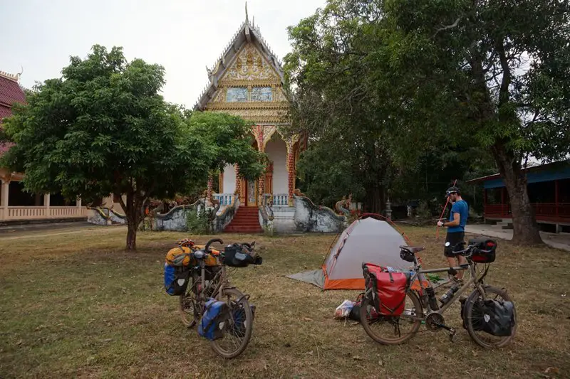 Installation de notre bivouac dans un temple sur les rives du Mekong au Laos