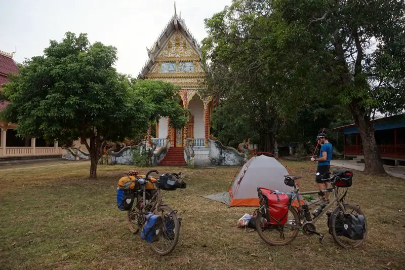 Installation de notre bivouac dans un temple sur les rives du Mekong au Laos Installation de notre bivouac dans un temple sur les rives du Mekong au Laos