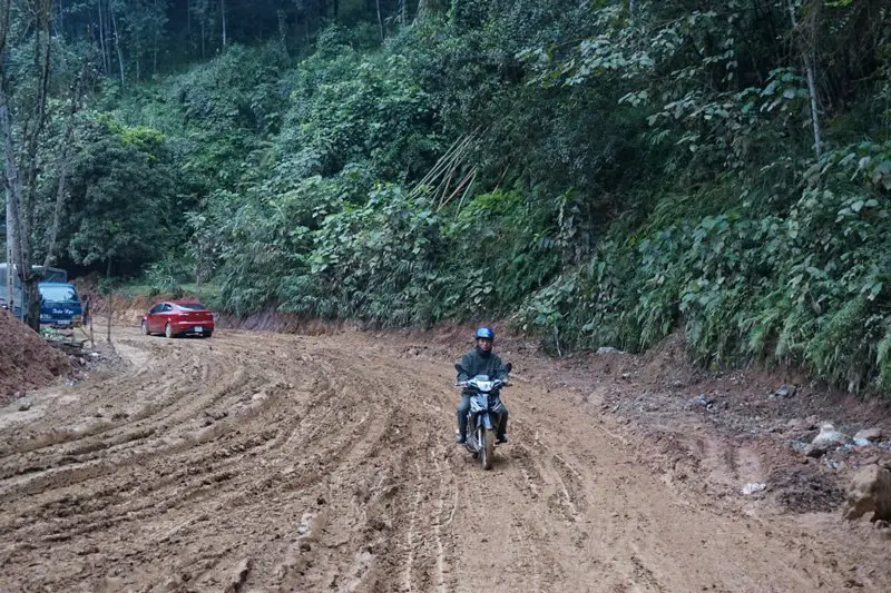 route boueuse après Pho Lu