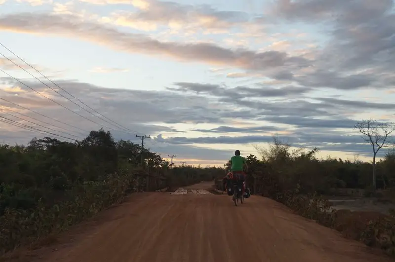 sur la piste en vélo en fin de journée au Laos