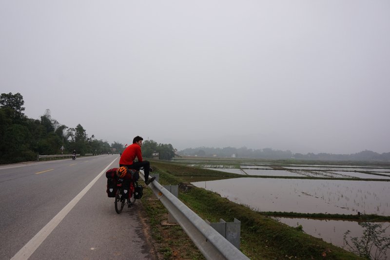 sur la route en direction de la frontière après Vinh