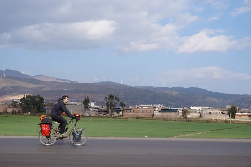 sur la route vers Dali au milieu des rizières en Chine à vélo