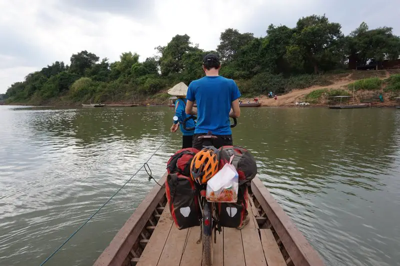 voyage à vélo au Laos qui se poursuit sur les ponts entre les villages