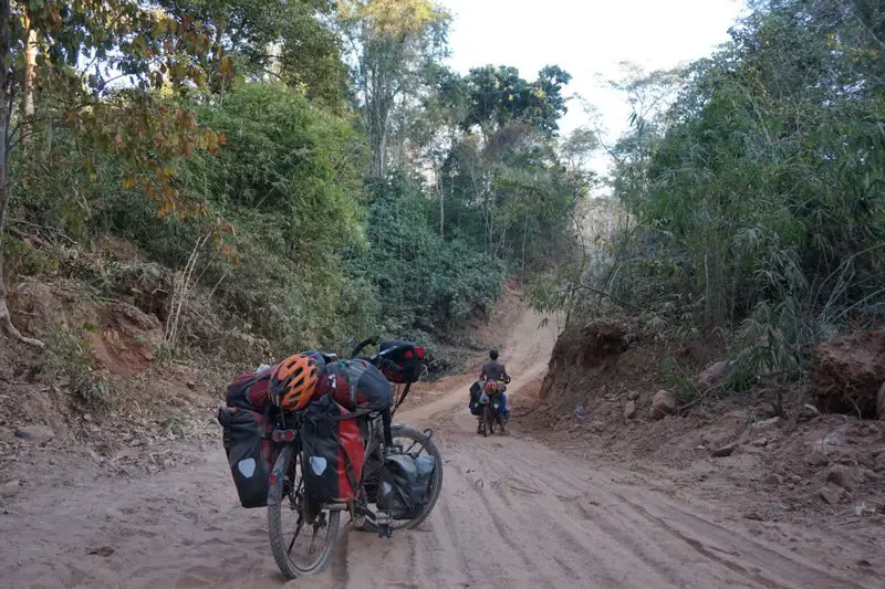 toujours dans la jungle vers le poste de garde entre Vilabouly et Toumian au laos