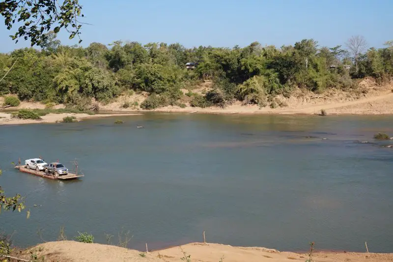 traversée en barge au Laos