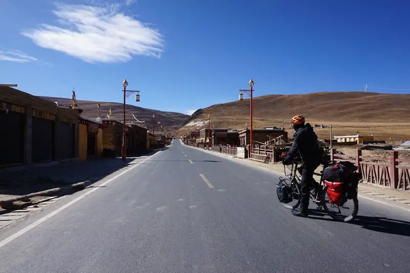 traversée d'un village avant Litang - G318 traversée d