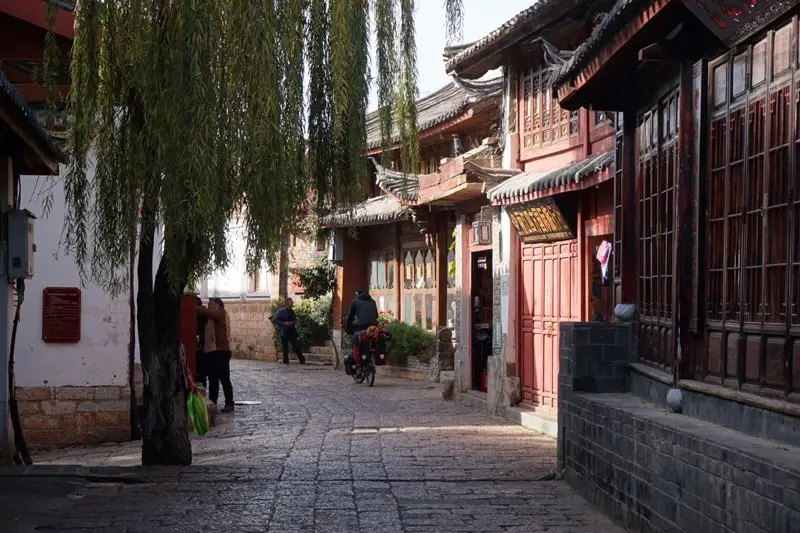 vélo dans les rues de Lijiang