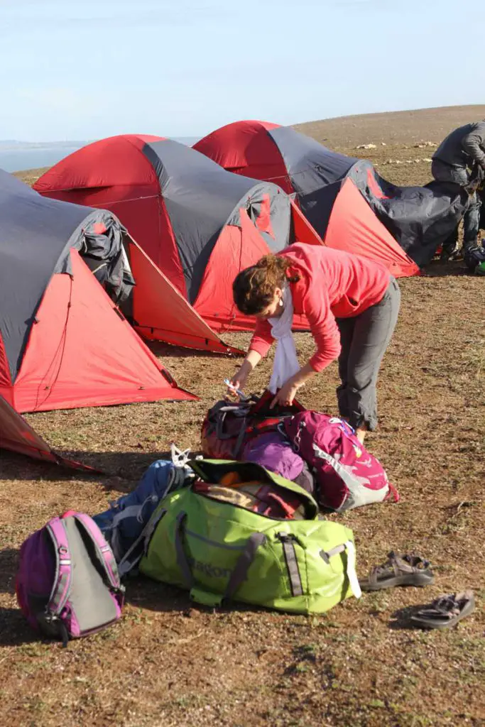 rangement de notre campement après une première nuit en tente au Maroc