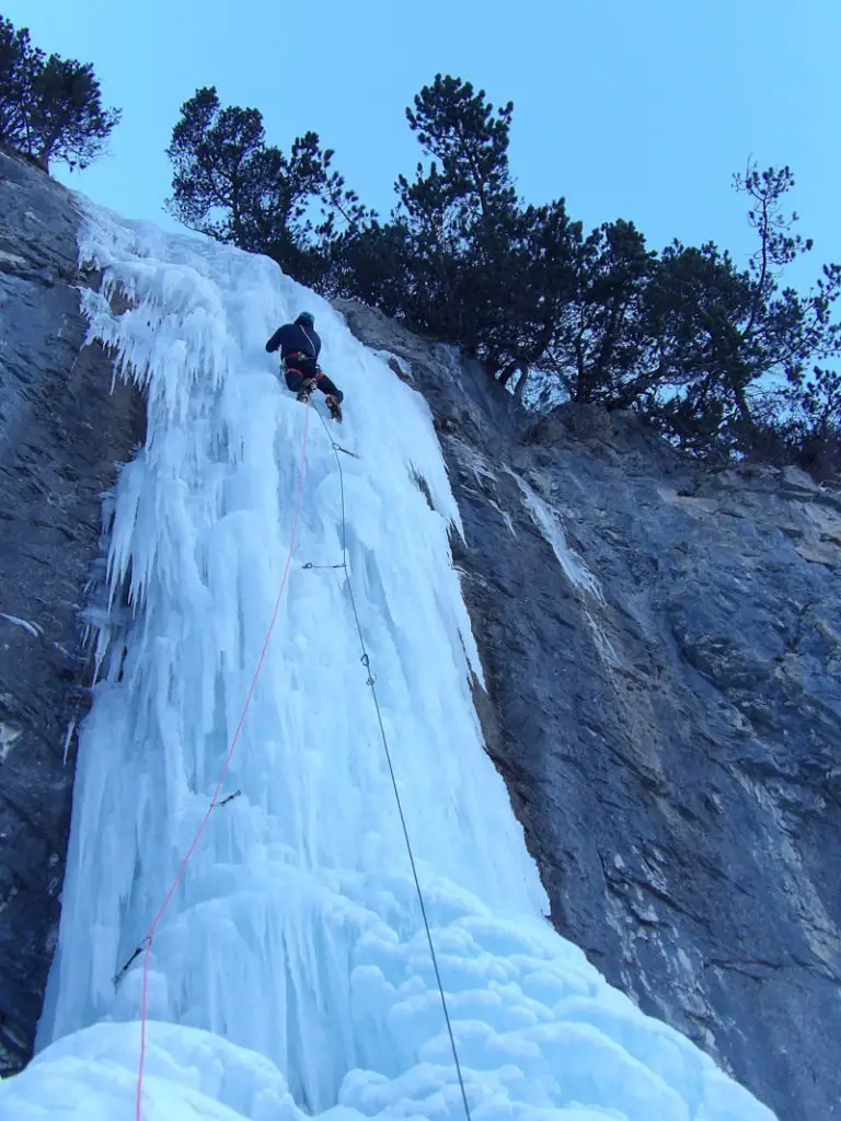 Escalade sur glace : le tube final de dancing fall dans les hautes Alpes