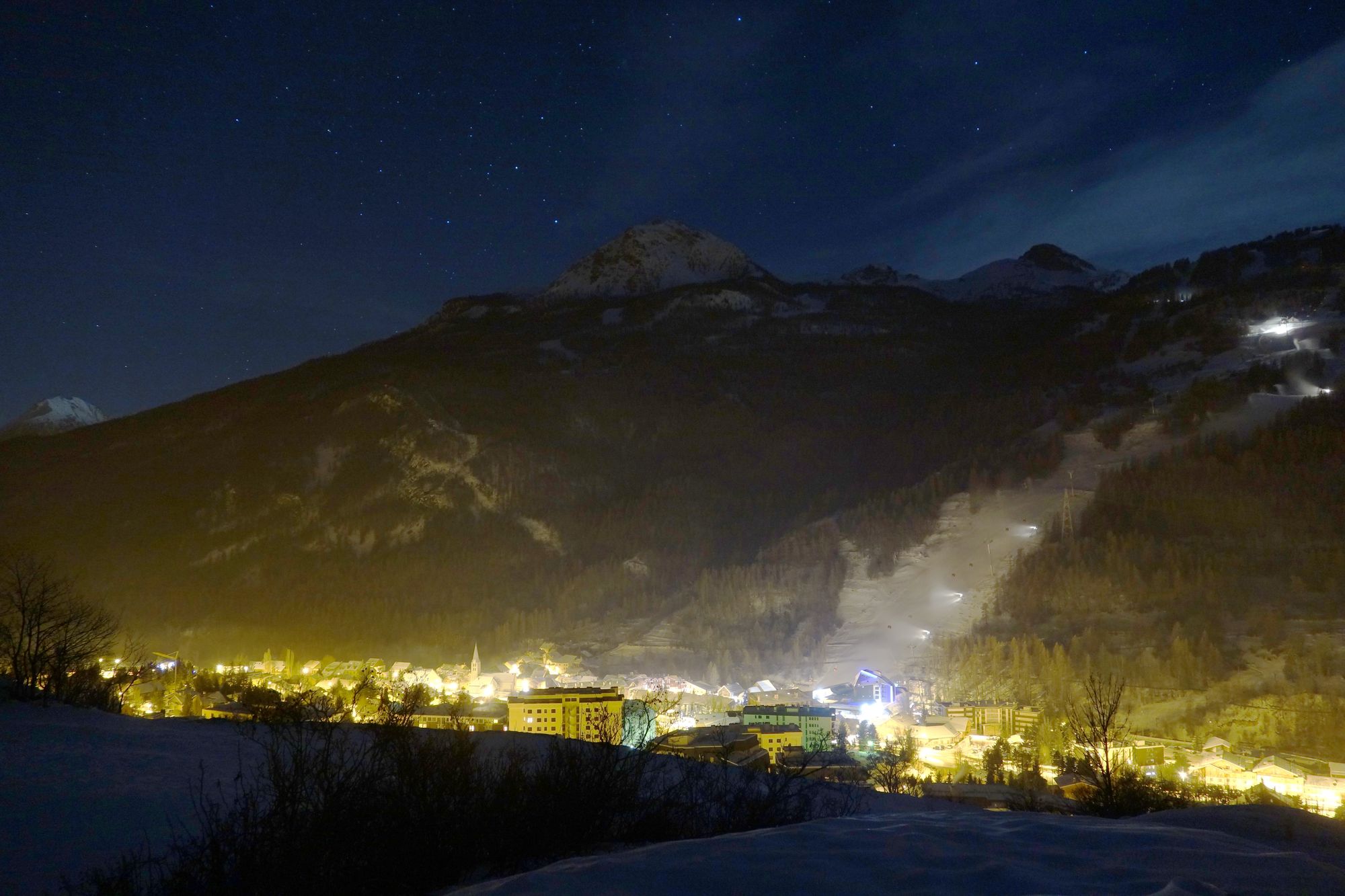 La station de Serre Chevalier de Nuit. Nul doute que vous y trouverez de quoi dormir et manger 