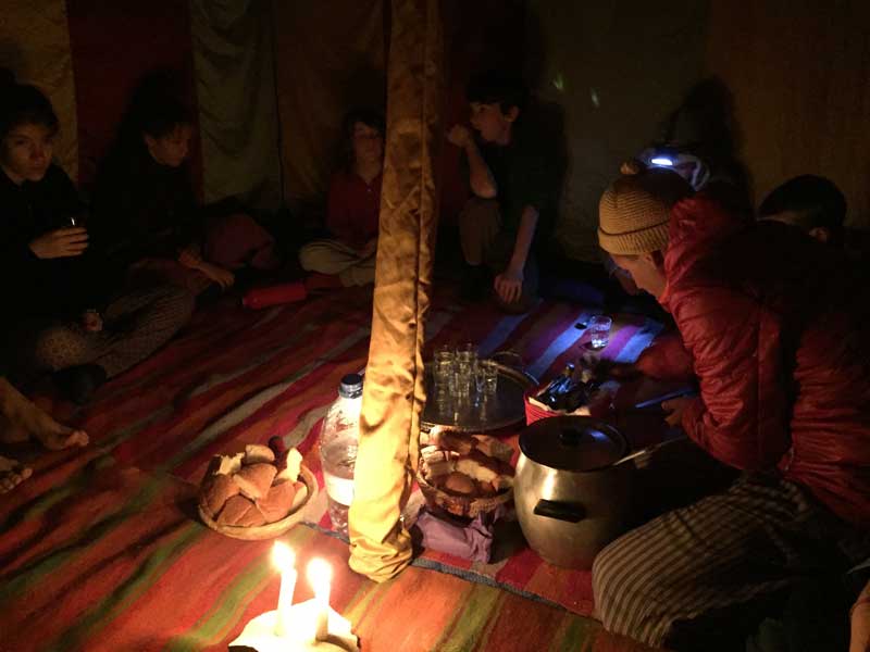 Repas du soir dans la grande tente Berbère