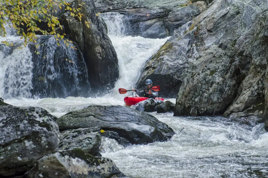 Activités à faire dans les eaux vives, kayak, canyoning, rafting..