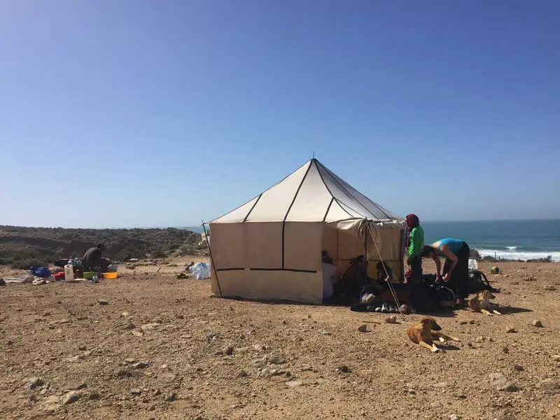 repas du midi sous la tente près d