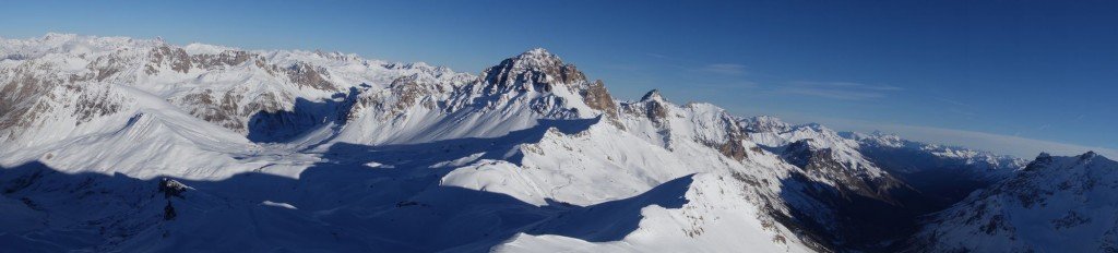 Du haut du pic blanc du Galibier, la vue embrasse le paysage à 360°