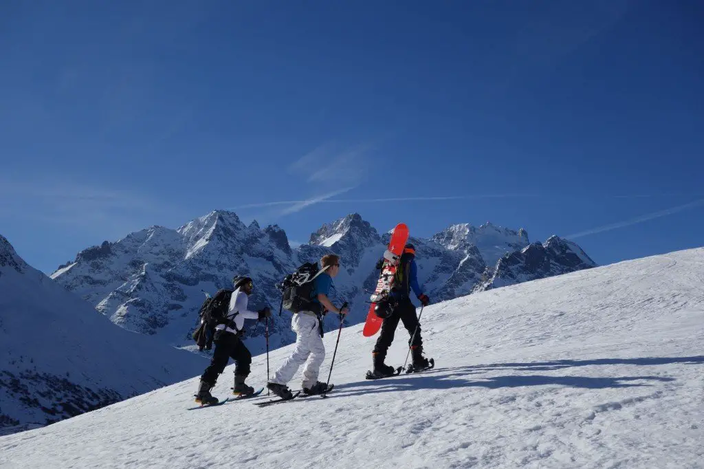 La troupe se met en marche face à la Meige