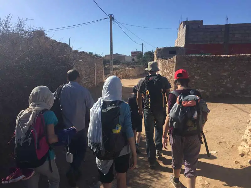 traversée de village marocain avant de retrouver notre bus