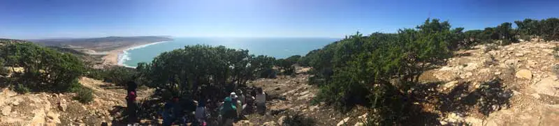 vue sur notre campement du soir au loin vers Tadfena au Maroc