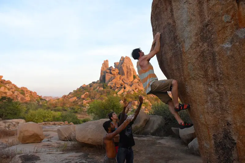 Escalade 7a+ bloc Hampi en Inde