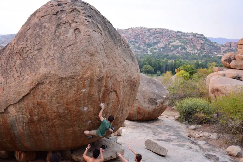 Escalader The middle way 8a bloc Hampi en Inde