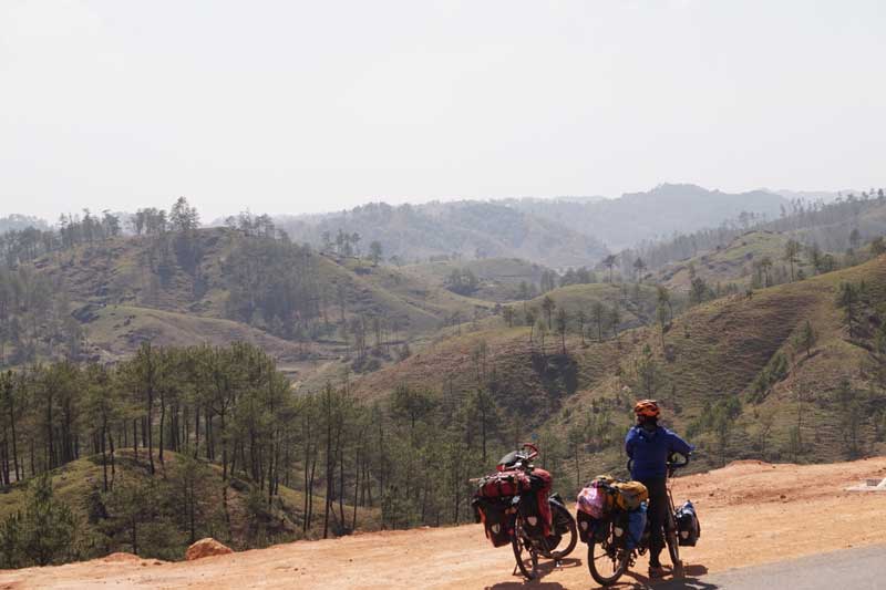 Pause vélo devant un paysage vallonné en Inde Pause vélo devant un paysage vallonné en Inde