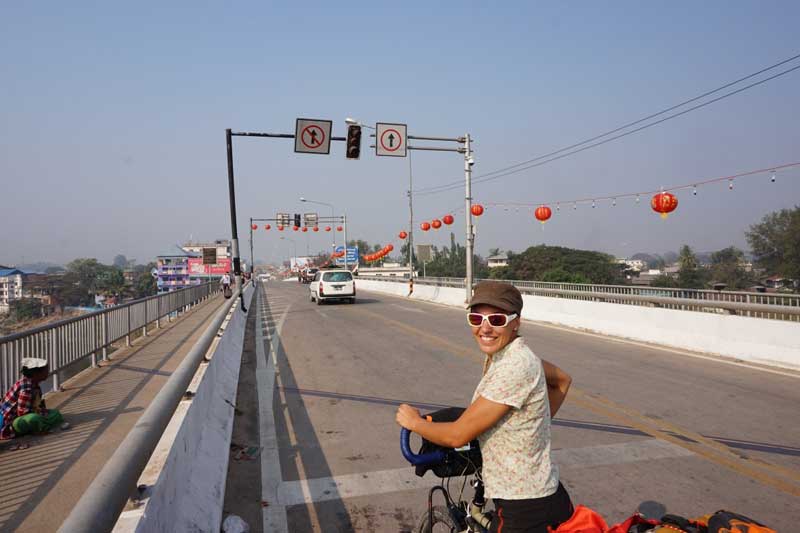 Pont avec changement de sens de circulation en Birmanie 