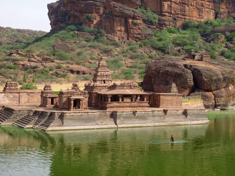 Temple area Badami en Inde