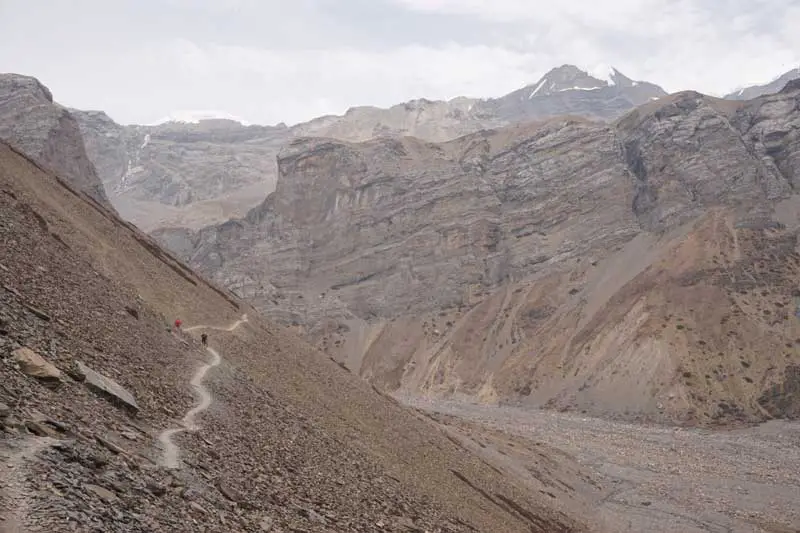 Vue de Jharkot après avoir traversé la rivière sur notre trekking au Népal