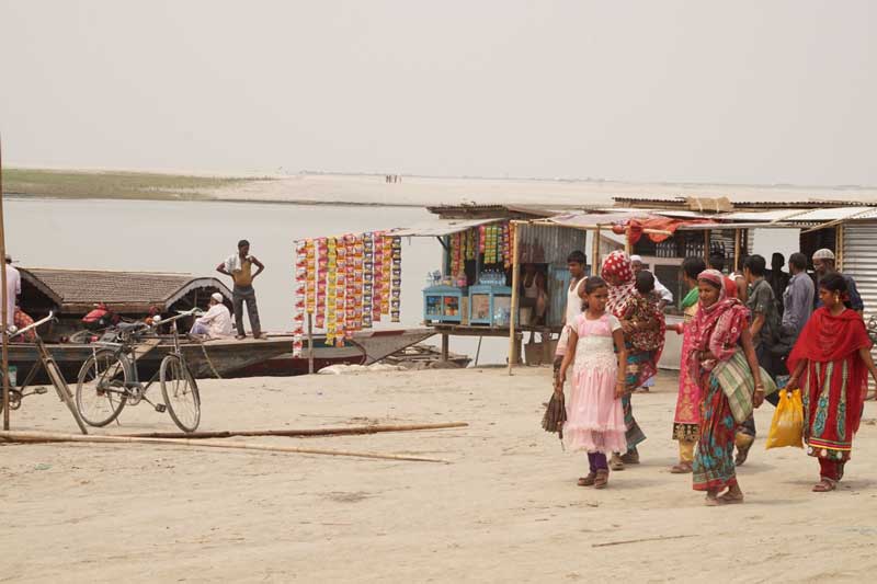 attente du départ de la deuxième barque pour transporter nos vélos en Inde